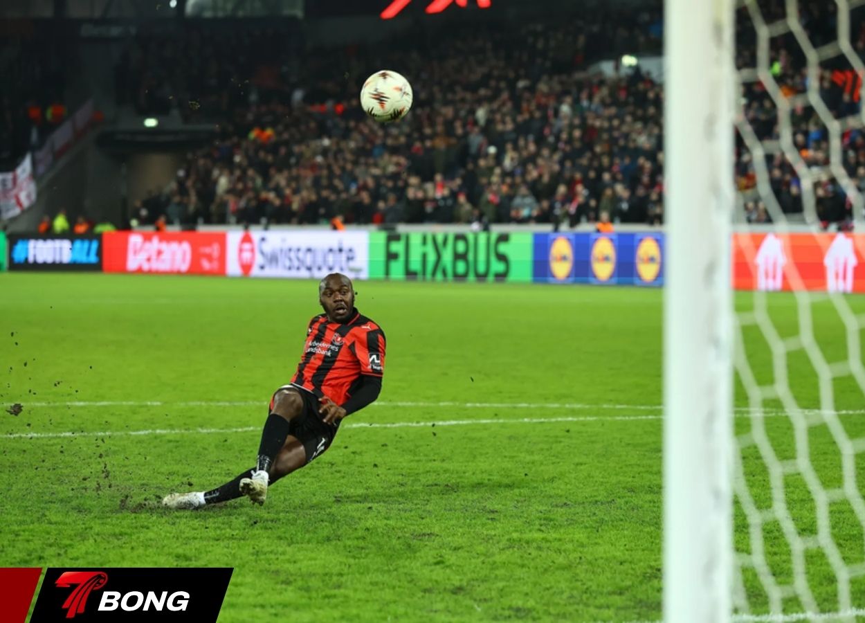 Ở lượt sút thứ hai, Simsir dứt điểm rất mạnh khiến bóng dội trúng xà ngang